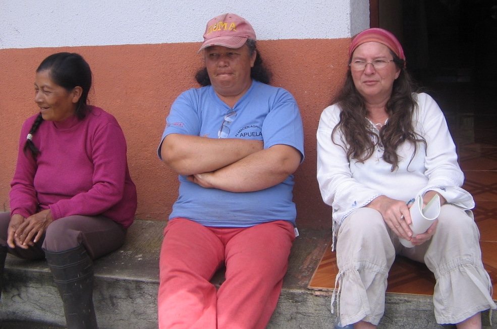 Vrouwen ontmoeten elkaar tijdens een activiteit in Ecuador.