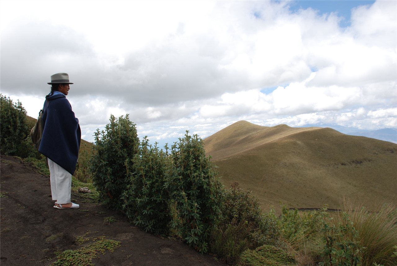 Een man kijkt uit over het berglandschap in Ecuador.