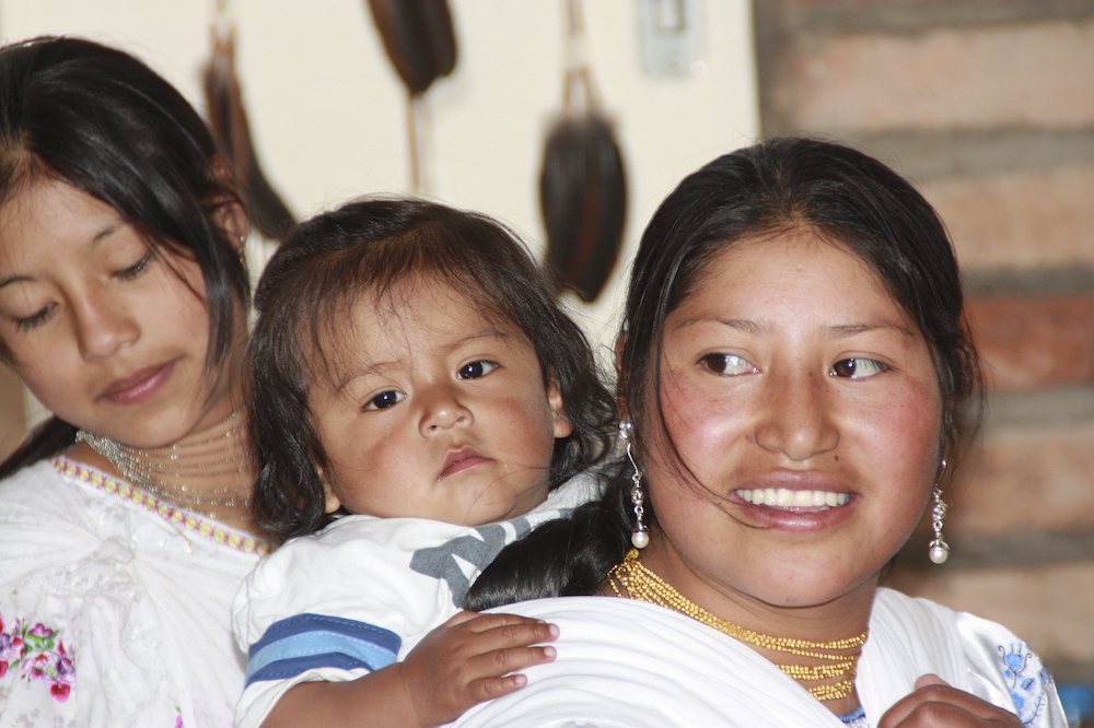 Een moeder en kinderen in Ecuador.